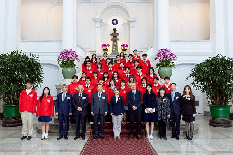 文藻五專生熱衷社會服務 獲傑出志工及奉獻獎