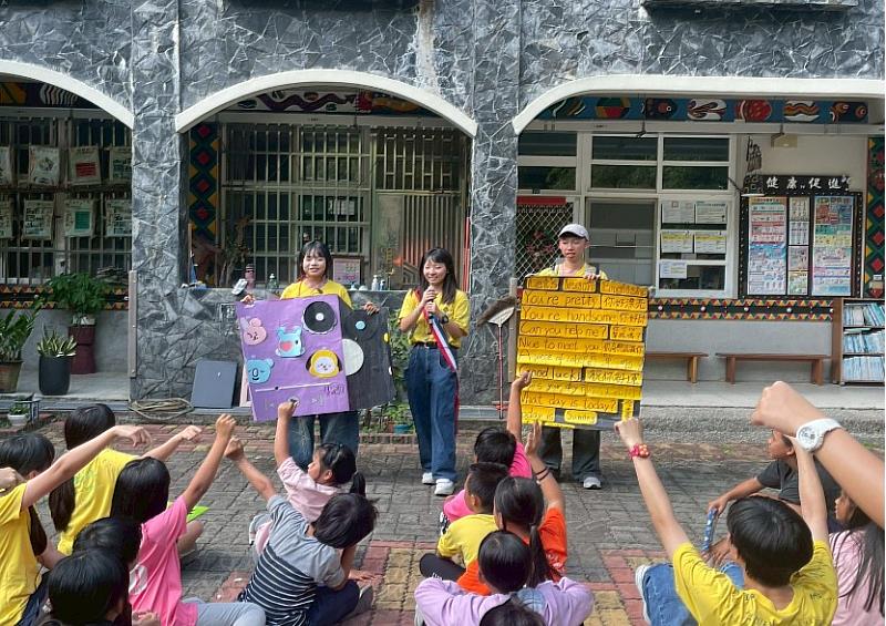 賈綵婕教導小朋友每日英文，且小朋友踴躍搶答。