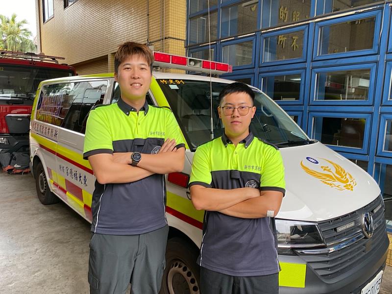 竹光分隊消防員黃泰庭（左）、胡乃元執行救護成功救回患者。