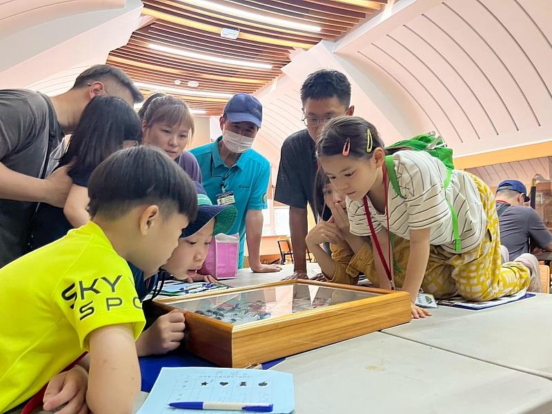 透過有趣的活動帶領民眾更認識螢火蟲發光的奧祕。