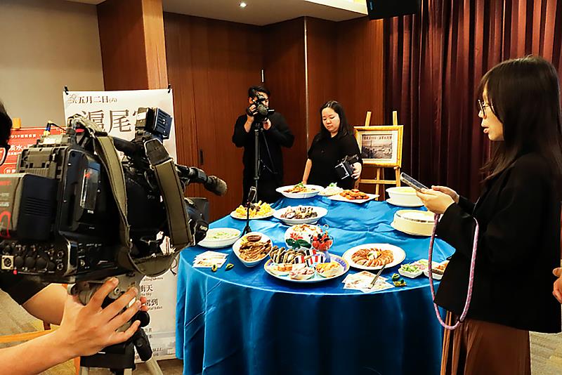 各家媒體記者架起攝影器材，從不同視角記錄每道特色料理。（圖／淡江大學提供）