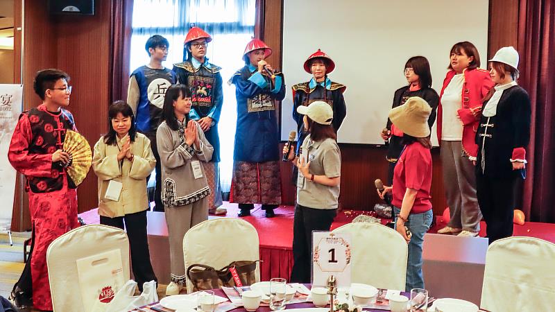 發表會由USR遊宴計畫團隊以話劇〈淡江大橋下的水雷〉揭開序幕，生動重現歷史場景。（圖／淡江大學提供）