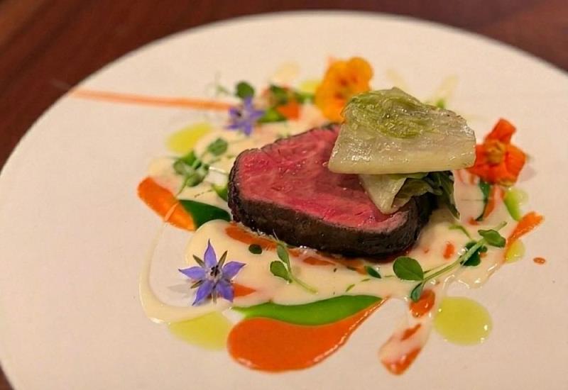 樂埔町最新春夏主菜「台灣牛菲力」，色彩鮮艷的醬汁與藝術作品的流動感交相輝映。