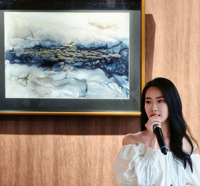 藝術家張愛維與其酒精墨水作品，透過色彩與直覺共舞，傳遞平靜與揚升的療癒。