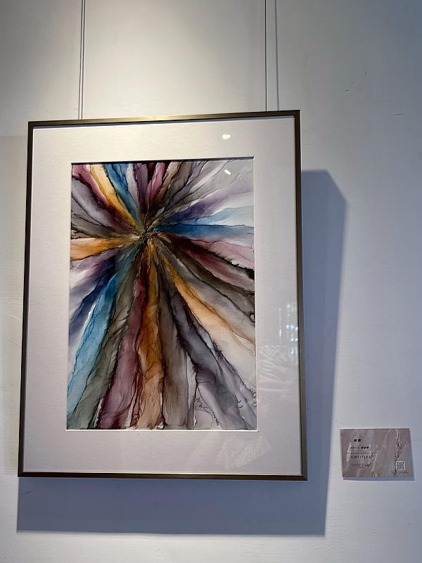 酒精墨水作品以強烈的放射感表現內在能量的迸發。