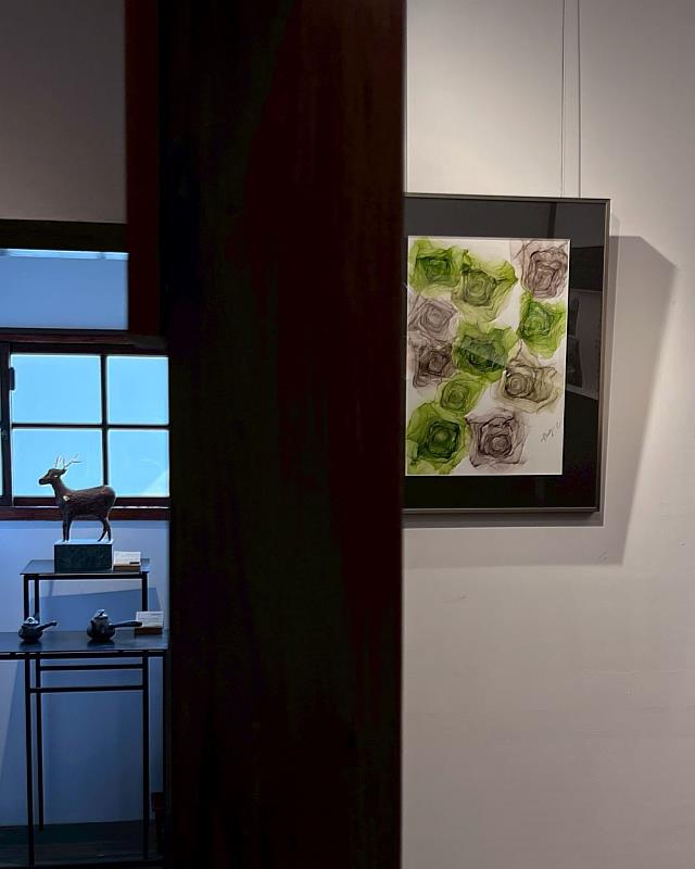 透過樂埔町日式老屋特有的木柱與窗櫺視角，展現現代流動藝術與歷史建物交織的轉角氛圍。