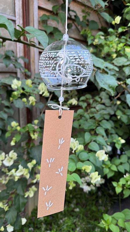 觀察鳥類外型與姿態作為創作元素進行風鈴彩繪，留下濕地印象。（鰲鼓濕地粉絲團提供）