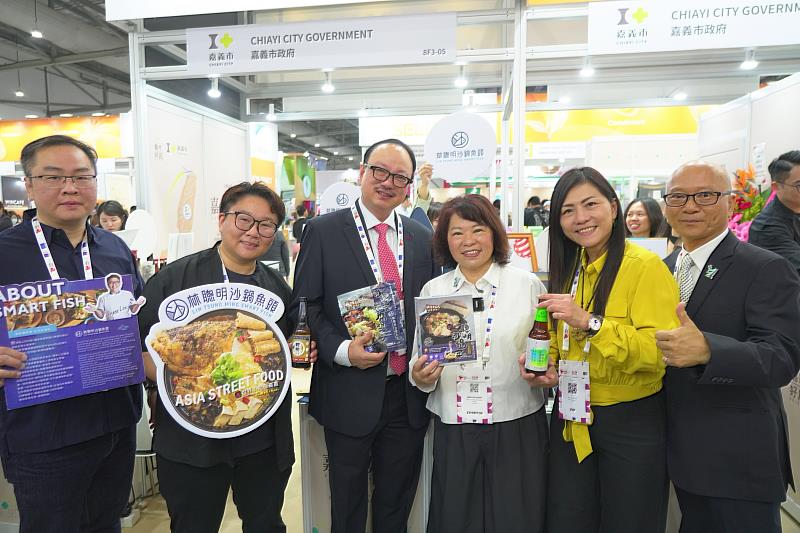 昇菘超市董事長林佑龍率隊再次前來嘉義市攤位。