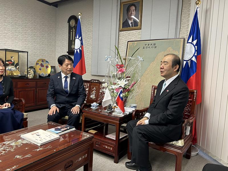 駐福岡辦事處總領事陳銘俊接見新任日本台灣商會總會長賴本勉