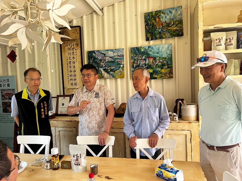 計畫主持人楊泰和學務長（左2）分享計畫成果，連結在地行動與實踐。