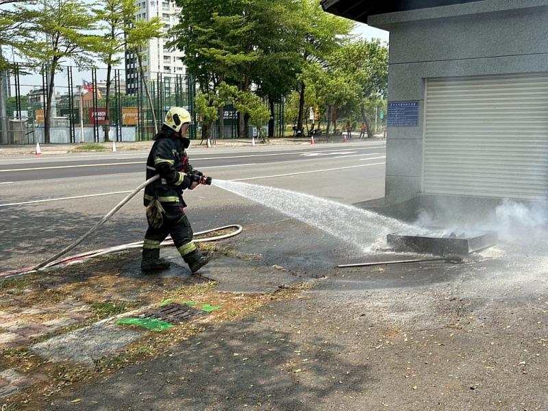 閘控機房遭人為縱火，消防隊滅火演練。