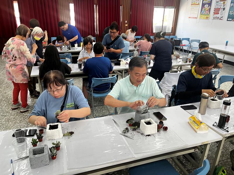 居民專心投入環保花器製作，從實作中理解資源再利用。