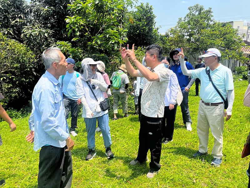 楊泰和學務長與大仁農場張明發負責人交流，透過場域導覽連結在地經驗與低碳行動。