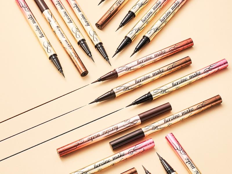 採用日本製0.1mm極細柔軟彈力筆頭設計，能細緻描繪眼頭、眼尾與睫毛根部，新手也能輕鬆上手，畫出自然俐落的有神眼線。（資料來源：台灣奇士美）