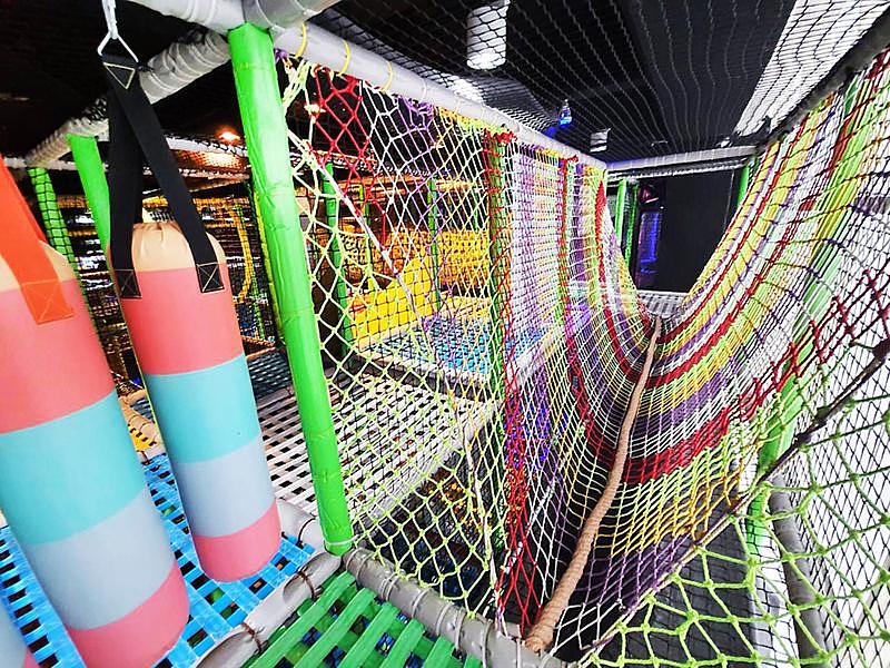 【台北南港｜PaPark 爬爬客親子樂園】以「體能探索與極限挑戰」為核心，園區內設有高低起伏的立體攀爬網、沙袋障礙區等設施，能有效訓練孩子的肌耐力與協調性，是絕佳的放電天堂。