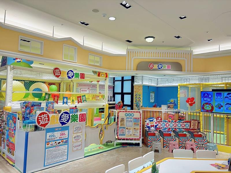 【全台多點｜遊戲愛樂園 主題公園】引進日本專利的高安全標準遊具，環境色彩繽紛。除了球池與溜滑梯，更設有豐富的擬真超市等角色扮演區，幫助孩童在安全的遊戲環境中發展感覺統合。
