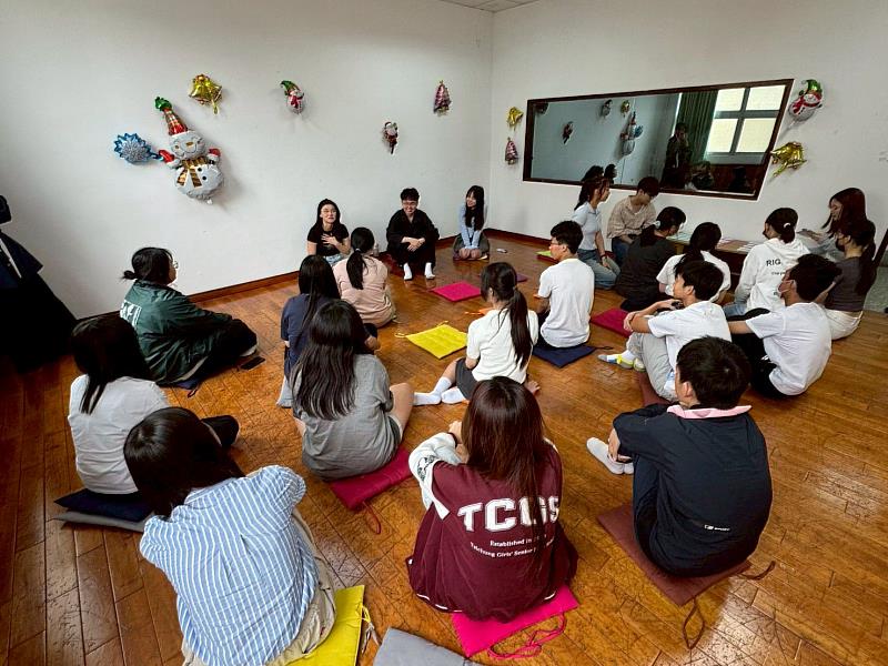 諮商與應用心理學系帶領高中生進行團體諮商活動。