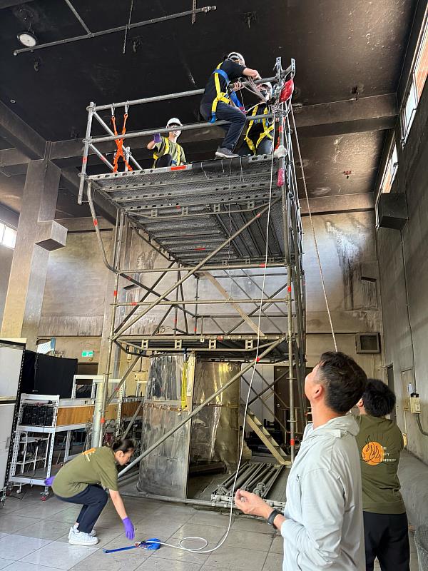 考生與家長實際體驗了繩索垂降救援。