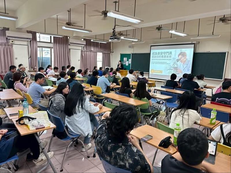 食品安全衛生與檢驗學士學程許淑真主任說明國家證照考試。