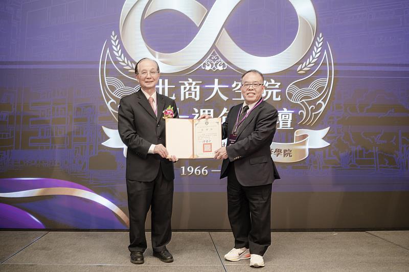 空中進修學院凌祥發校務主任（右）致贈感謝狀予前教育部長吳清基，感謝其參與盛會並帶來精彩演講。