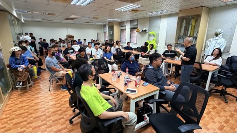 職業安全與衛生學系莊侑哲主任說明考證照相關事宜。