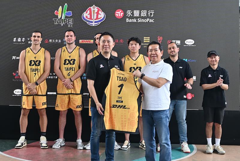 永豐銀行今（21）日宣布持續冠名贊助「台北永豐旺寶3×3職業籃球隊」（Taipei SinoPac Wanbao），力挺台灣3×3籃球前進奧運。圖為旺寶集團董事長吳同喬（前排左）致贈合作球衣予永豐銀行董事長曹為實（前排右）。