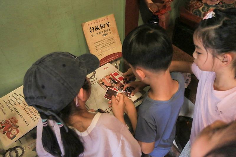 「城西尋跡」活動結合街區實境解謎，讓年輕世代自然地認識風神廟的歷史與在地信仰文化。圖為參與活動的小朋友們正聚精會神地挑戰風神、雷神與電母神像拼圖。