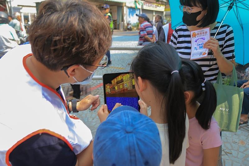 參與的親子家庭利用南臺科大多樂系謝承勳老師團隊開發的MR技術，於和平街原址實地遙望並重現300年前「井亭夜市」繁忙景象，解鎖消失的大西門歷史蹤跡。