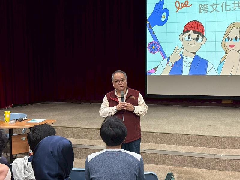 何副校長致詞勉勵同學在日常宿舍生活中實踐良好品行,並學習如何與不同背景的同儕建立正向互動關係。