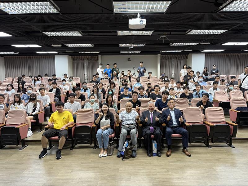 林昭庚院士、國立自然科學博物館黃文山館長、台中一中校長林隆諺與青年學生會場合影。