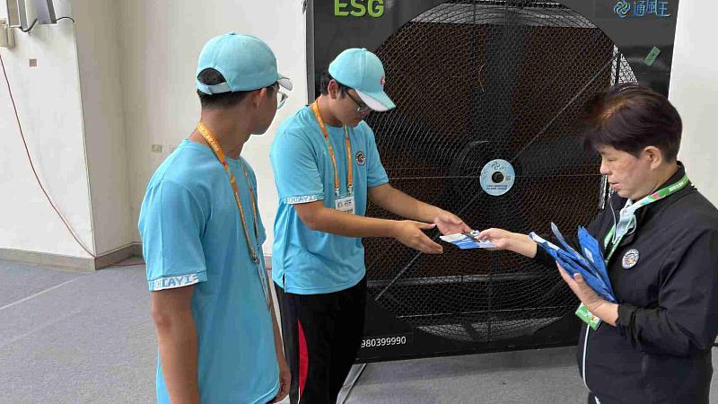 115全中運田徑賽開賽 教育處致贈裁判團隊物資