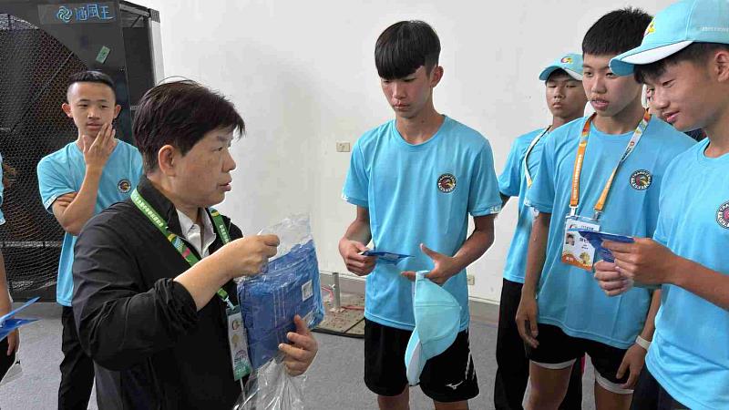 115全中運田徑賽開賽 教育處致贈裁判團隊物資