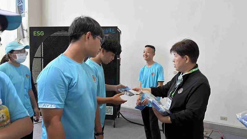 115全中運田徑賽開賽 教育處致贈裁判團隊物資