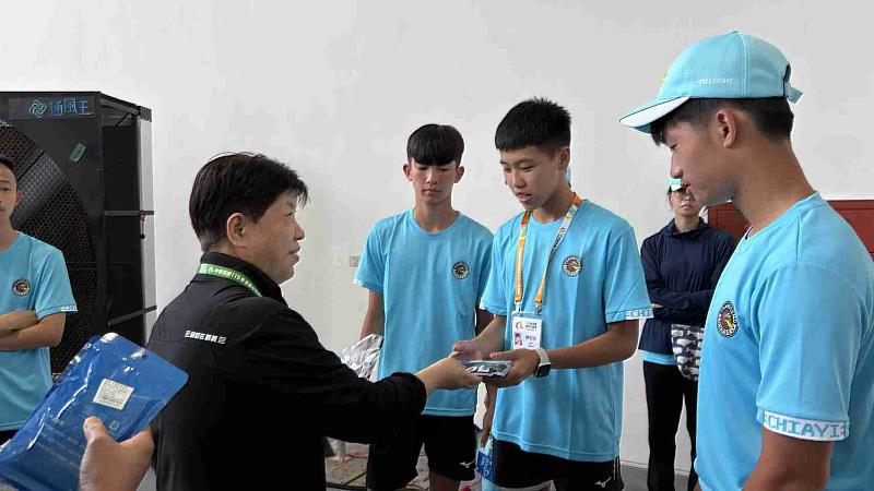 115全中運田徑賽開賽 教育處致贈裁判團隊物資