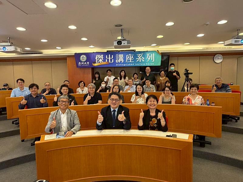 亞大傑出講座，關渡醫院陳亮恭院長（前中）、施能義副校長（前左）、醫健學院胡淑貞院長（前右）會後與師生歡喜合影。