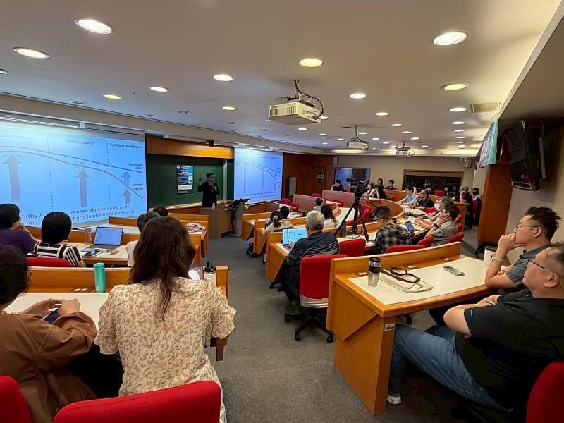 講座吸引亞大教職員踴躍參與，現場座無虛席，全神貫注聆聽「健康老化」新典範。