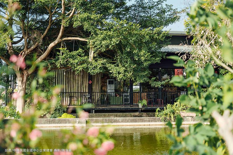 咖啡館位於民雄鄉田野間，臨魚池而建。