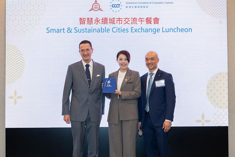 市府與歐洲在臺商務協會互贈紀念品。