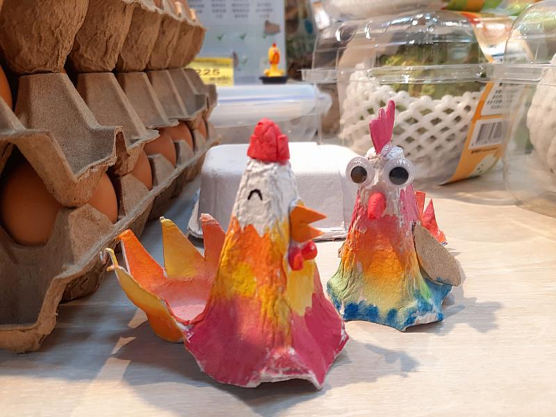 家樂福西屯店帶孩子用蛋盒創作母雞。