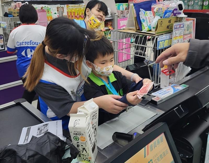 家樂福賣場變教室 邀孩子當i家超人