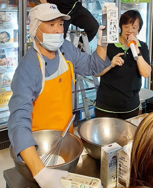 家樂福宜蘭店研發動物福利布丁,教親子做安心甜點。