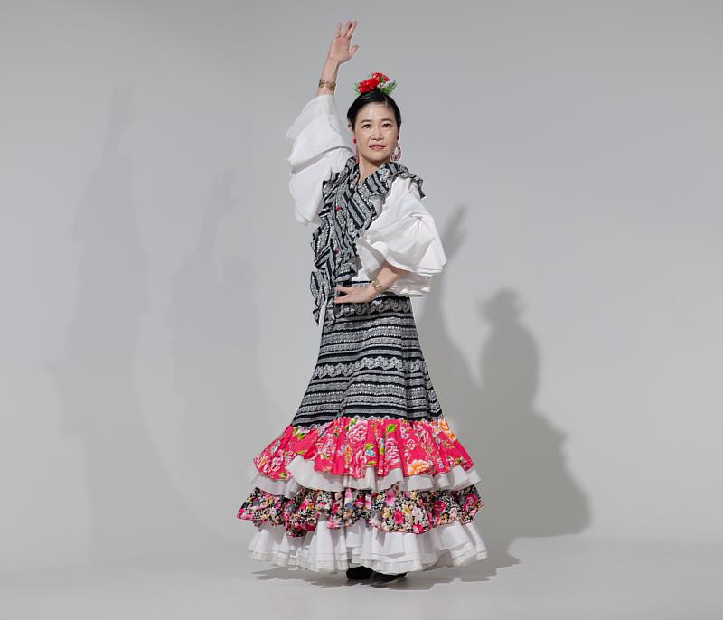 西班牙塞維亞春會，孫智麗塞維亞舞（Sevillanas）舞衣融合客家花布。