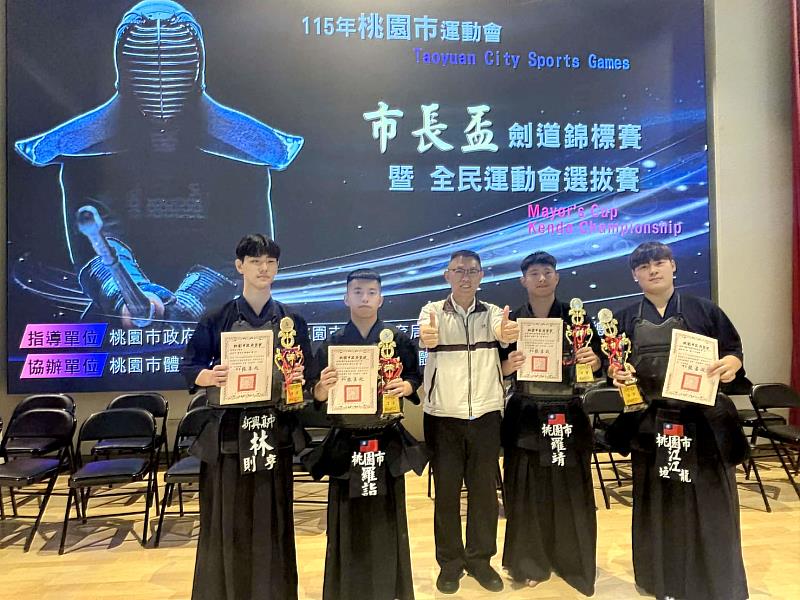 中國科大學生羅靖（右2）、羅詣（左2）分別奪得社會男子團體得分賽亞軍與季軍。（照片/校方提供）