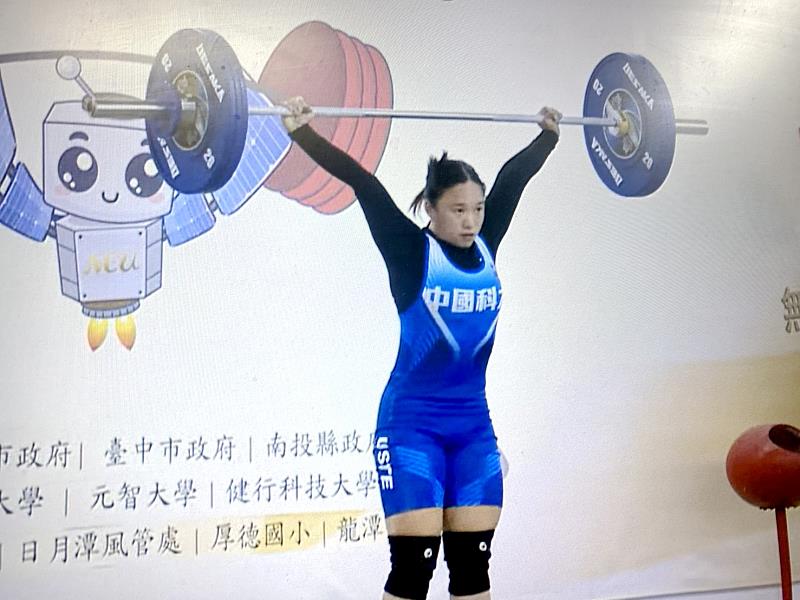 中國科大學生陳姳璇在公開女生組53公斤級奪下全國第7名。（照片/校方提供）