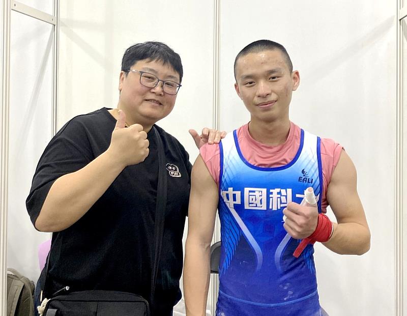 中國科大代表隊學生感謝臺北市立萬芳高中呂育如教練（左）的指導。（照片/校方提供）