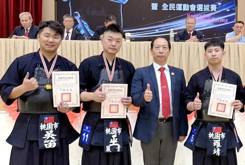 中國科大學生羅靖（右1）勇奪社會男子公開組個人賽季軍。（照片/校方提供）