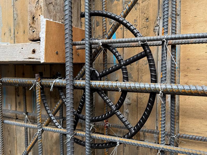 StrongEdge™碳角固－窗框結構補強元件：抑制角隅裂縫，僅需鋼絲捆綁固定，施工方便快速。