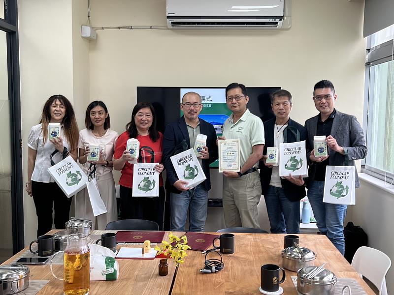 教師社群與會老師合影，每人都受贈吉安水稻田試驗田白米。