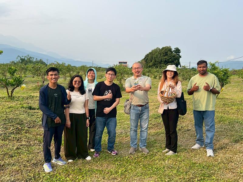 屏東科技大學蔡正偉主任參觀鳳林試驗田。
