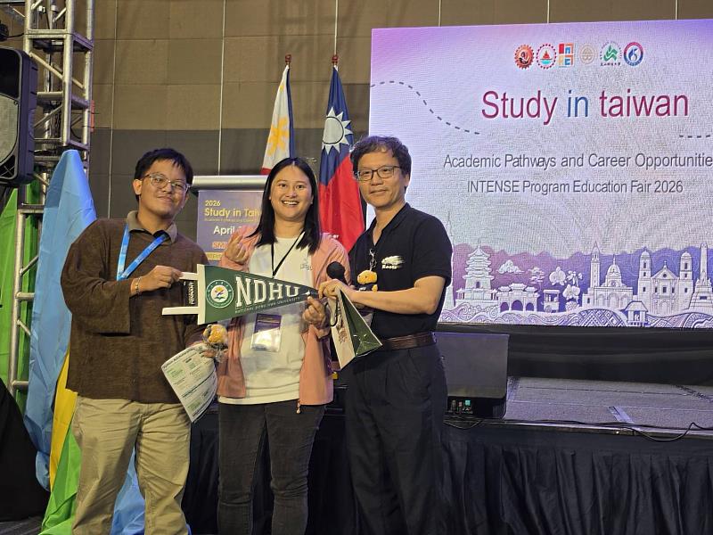 東華大學物理系葉旺奇教授、比蕾·比紹助理與熱情諮詢同學合照。